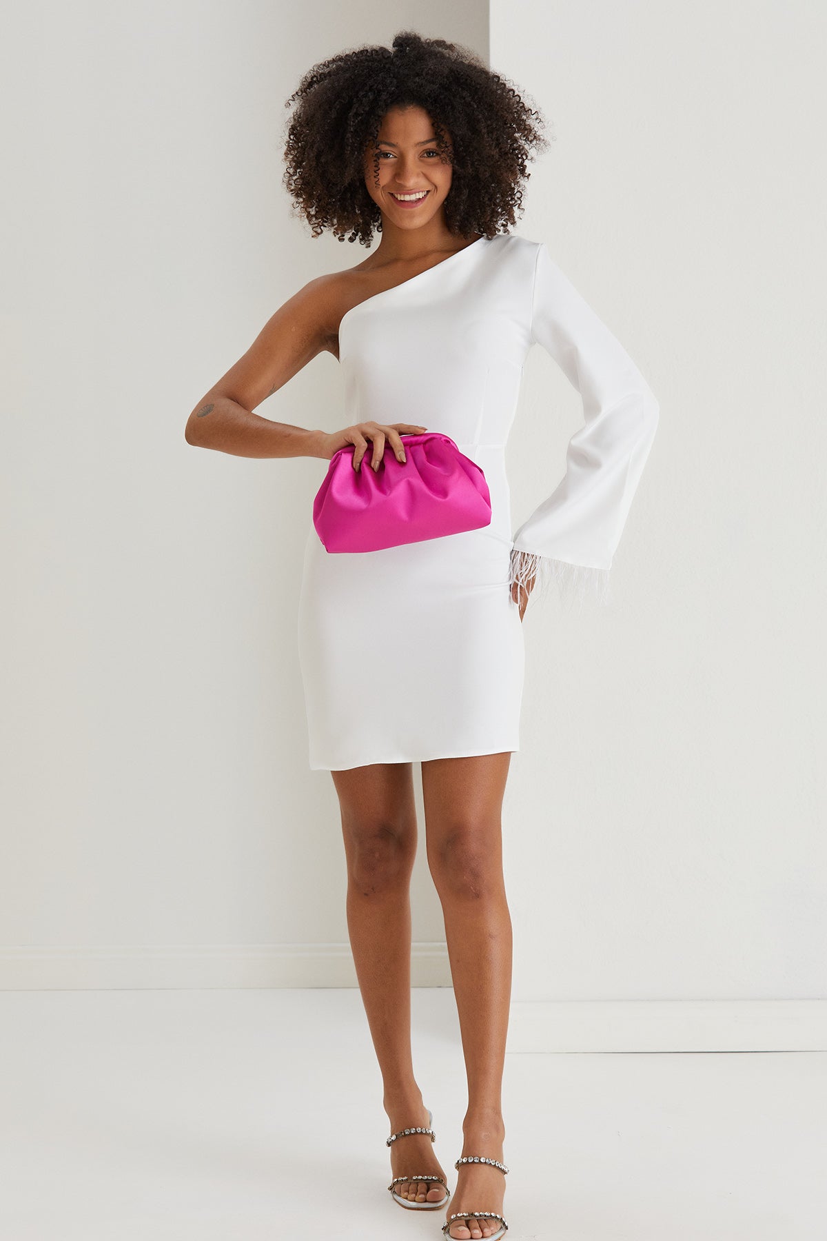One-Shoulder-Minikleid mit Manschetten aus Kunstfedern – Weiß