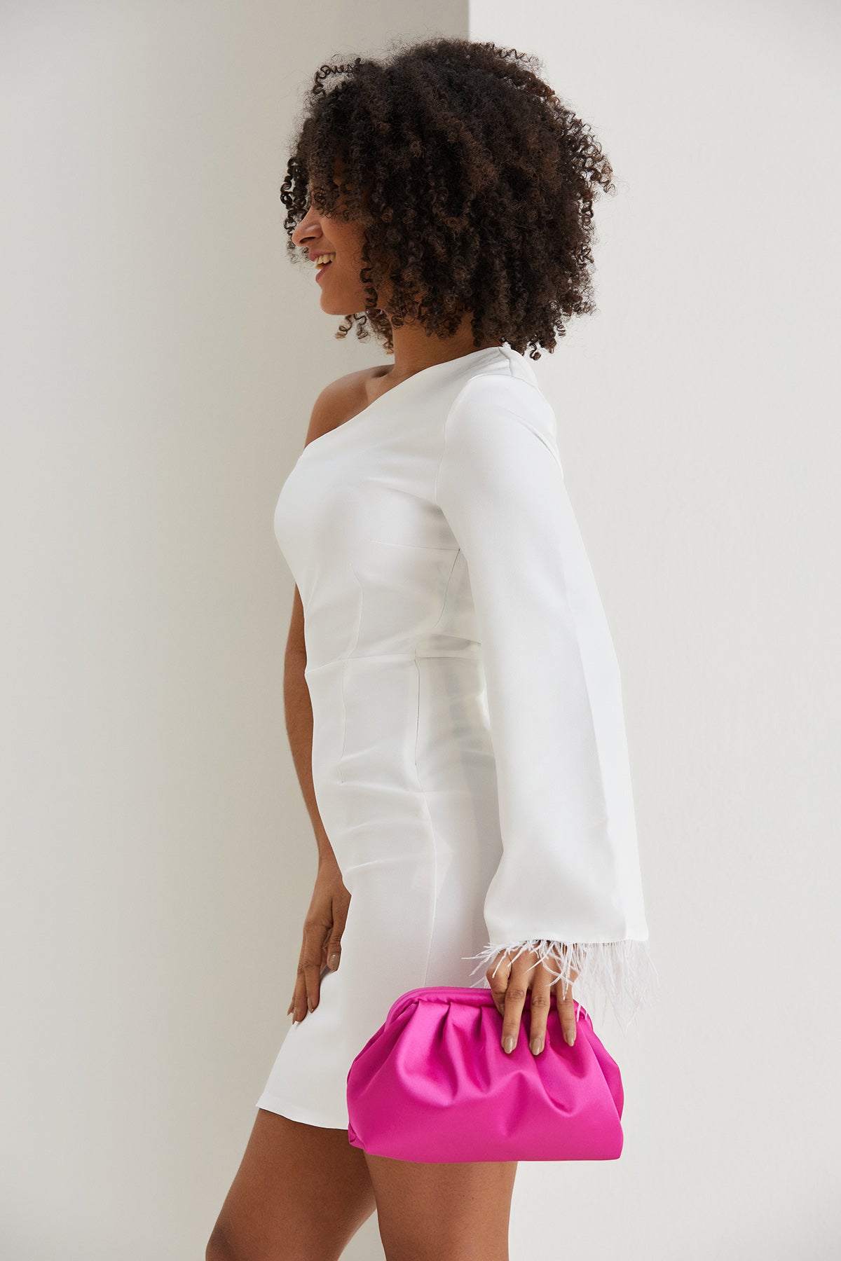 One-Shoulder-Minikleid mit Manschetten aus Kunstfedern – Weiß
