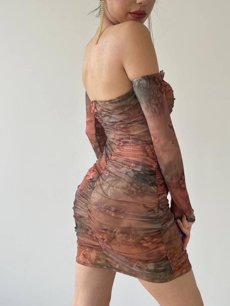 Gerafftes Minikleid mit herzförmigem Ausschnitt und Netzstoff – bedruckt 