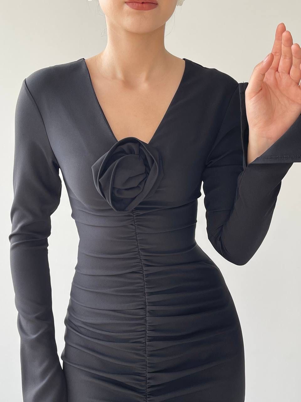 Drapiertes Kleid mit Rosendetail, V-Ausschnitt und Schlitz vorne – Schwarz