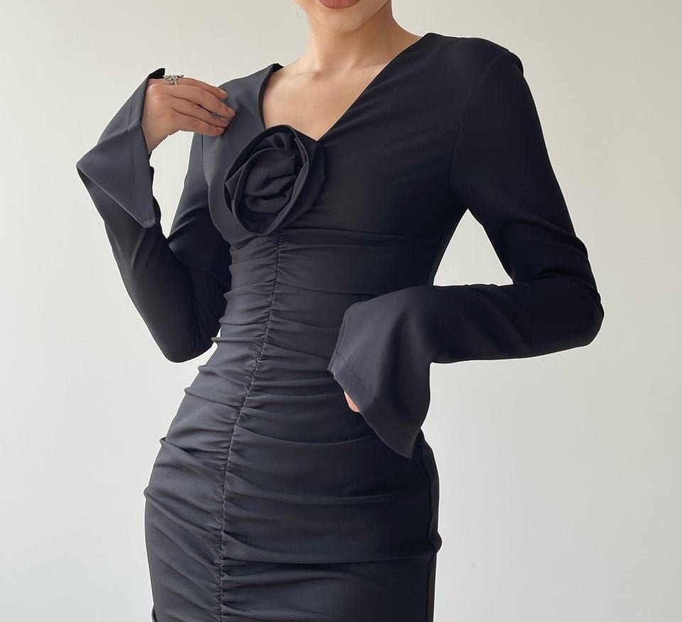 Drapiertes Kleid mit Rosendetail, V-Ausschnitt und Schlitz vorne – Schwarz