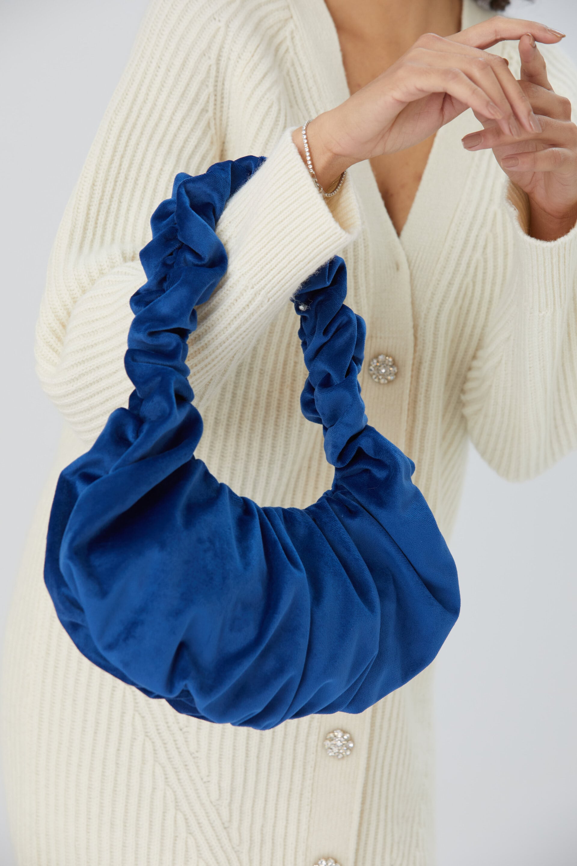 Croissant-Handtasche aus Samt – Blau