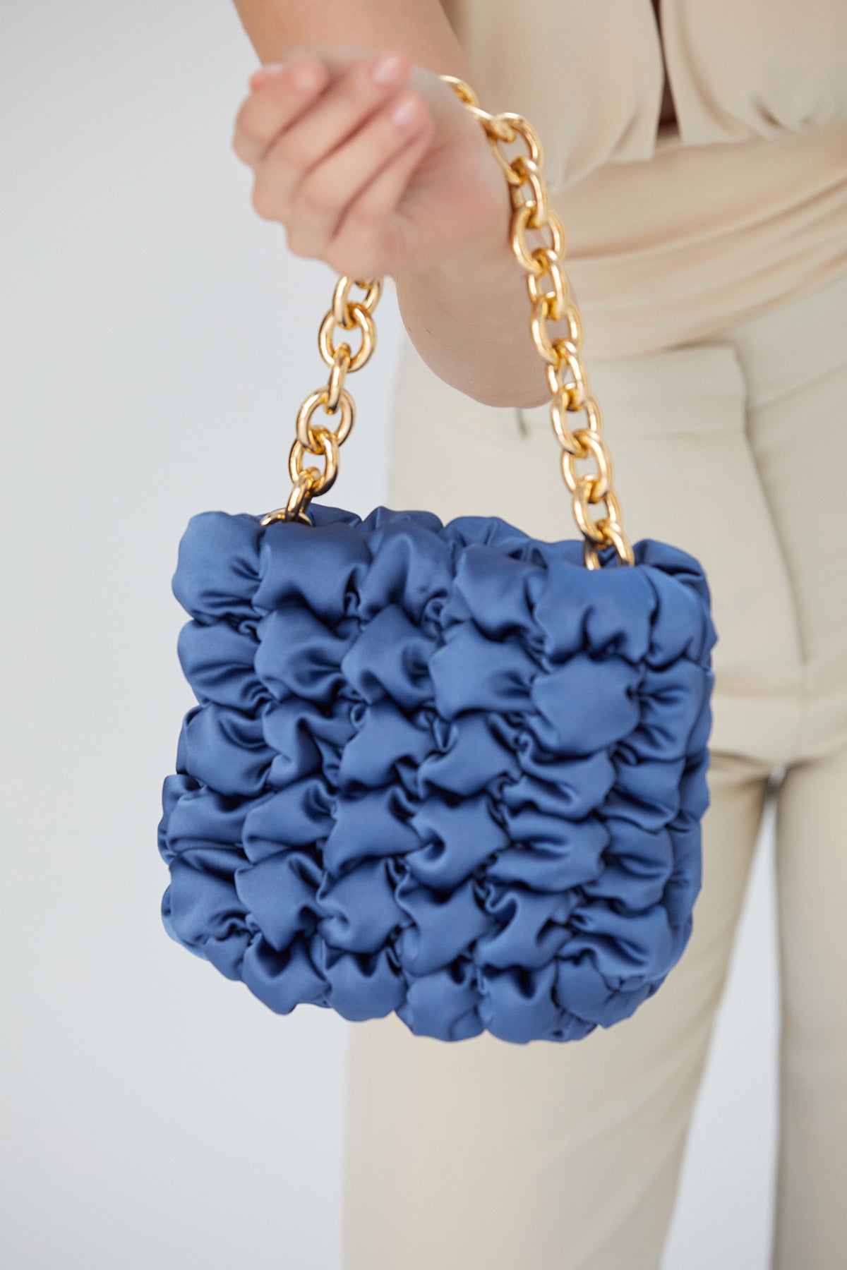 Handtasche aus gestepptem Satin – Blau