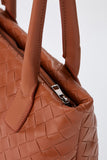 GEFLOCHTENE TASCHE AUS VEGANEM LEDER – BRAUN