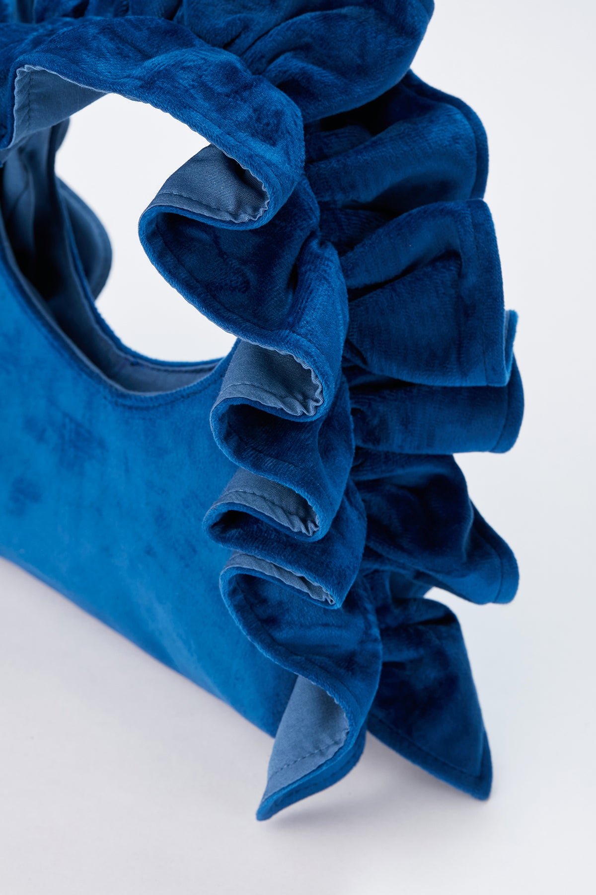 Schultertasche aus Samt mit Rüschendetail – Marineblau