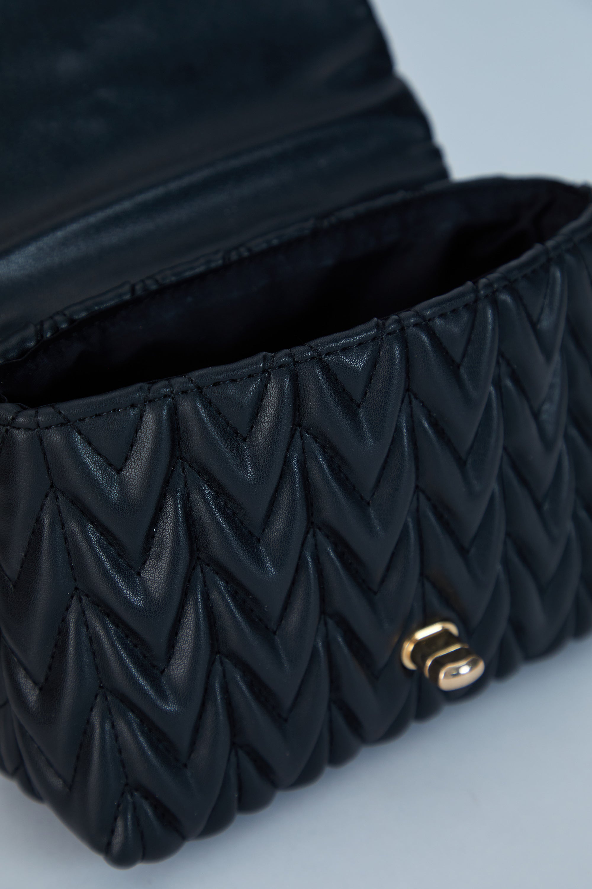 Gewellte Handtasche aus veganem Leder – Schwarz